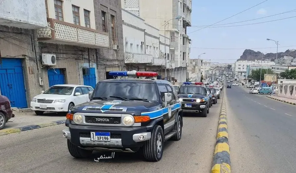 القبض على ثلاثة أشخاص بتهمة حيازة المخدرات في عدن .. وعند تفتيشهم كانت المفاجأة